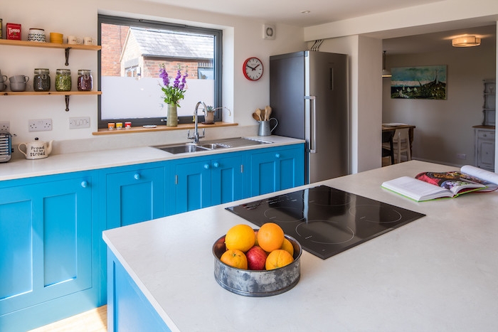 meuble bas cuisine bleu lagon et plan de travail bleu et ilot cuisine bleu, étagères bois et metal vintage, frigo inox