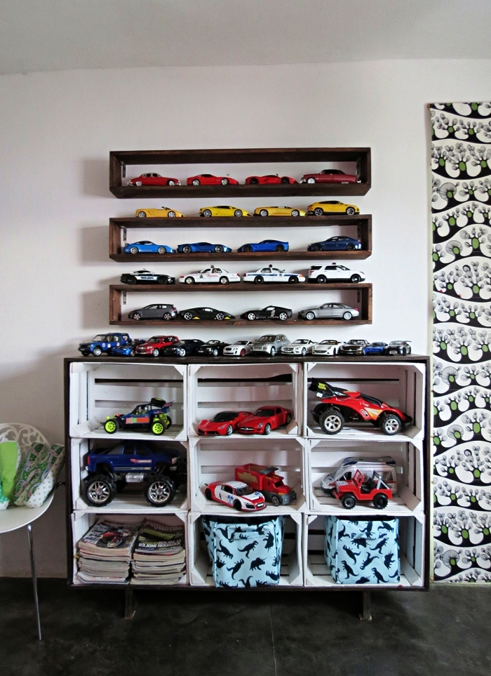 meuble de rangement chambre enfant avec caisses en bois récup, étagères murales bois pour ranger de petites voitures