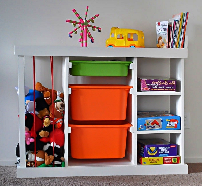 meuble de rangement avec étagères, bacs et cage à peluches pour mieux organiser les jouets des enfants