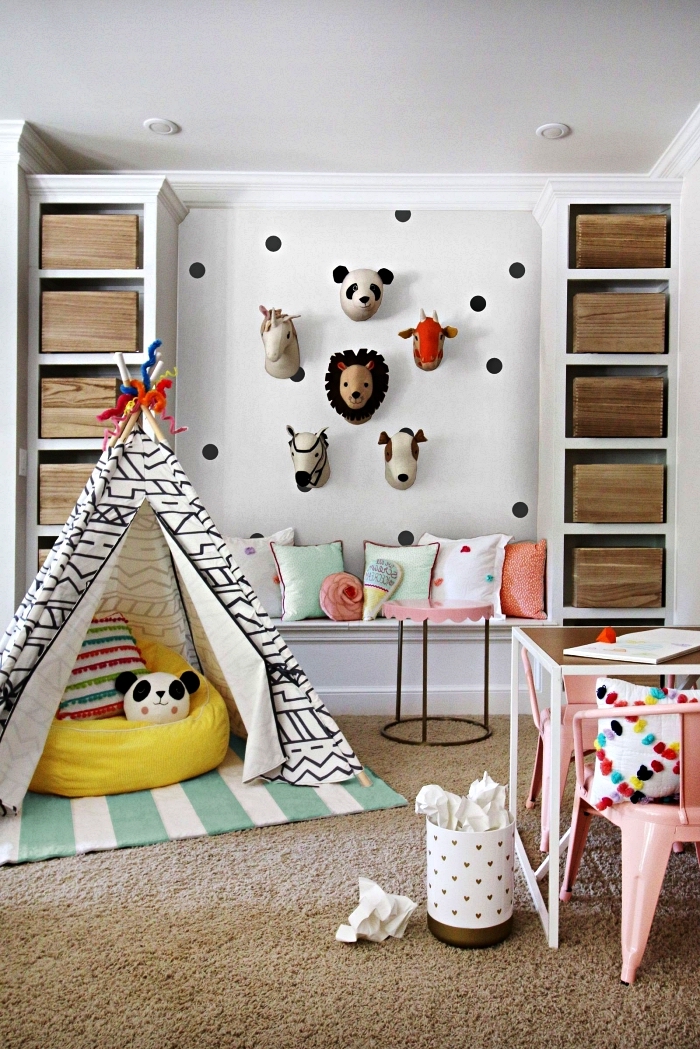 chambre d'enfant scandinave avec coin tipi, table de jeux, banc et meuble de rangement intégré à casiers bois