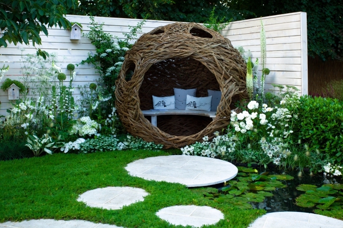 modèle de jardin paysager avec petit lac, décoration extérieure avec mini jardin vert et coin de repos tressé