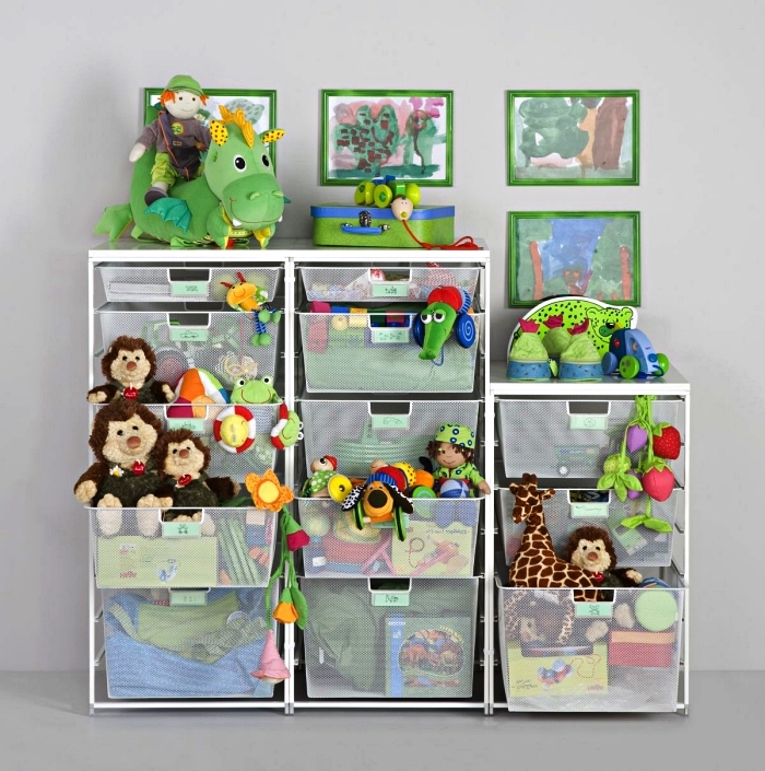 meuble de rangement avec casiers multiples pour organiser les jouets et les peluches dans la chambre d'enfant