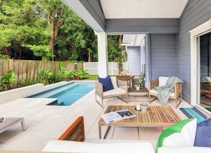 amenagement autour piscine photos, exemple de cour arrière avec terrasse piscine rectangulaire et petit jardin vert