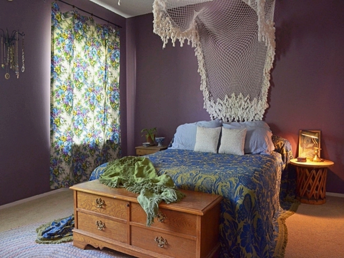 design petite chambre aux murs foncés avec plafond blanc, décoration chambre orientale avec meubles bois et tête de lit en crochet