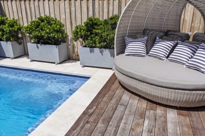 design intérieur moderne, exemple comment décorer un petit jardin avec piscine et clôture en bois, déco petite terrasse en bois