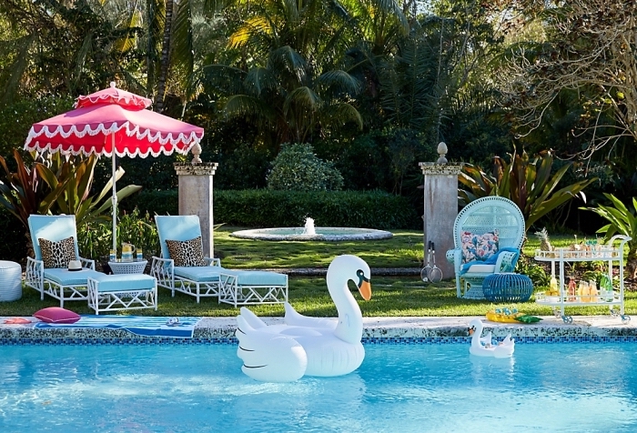 modèle jeux gonflables piscine à design animaux, idée mobilier de jardin vintage en blanc et bleu, image piscine avec jardin