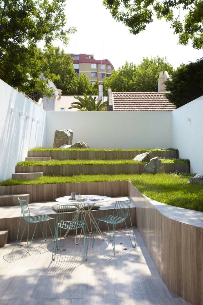 aménagement de petit jardin sur niveaux différents, meubles de jardin pour espace limité, déco jardin en vert et bois