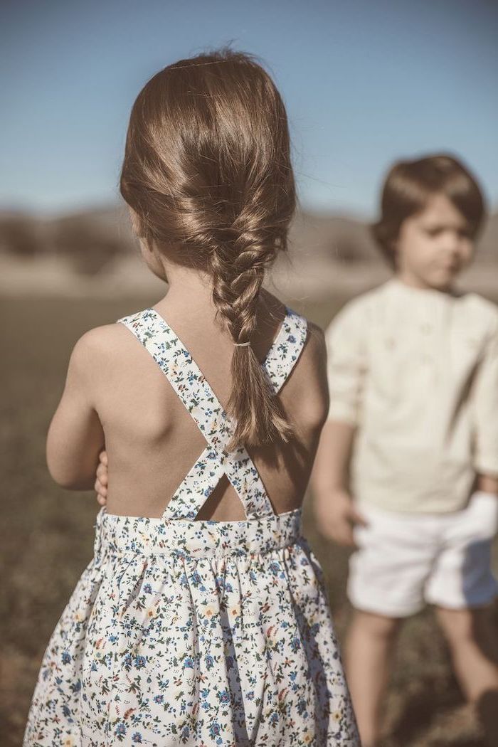 Fille coiffure simple tresse, robe fleurie adorable, garçon et fille qui jouent ensemble, coiffure enfant, coiffure tresse, comment se coiffer