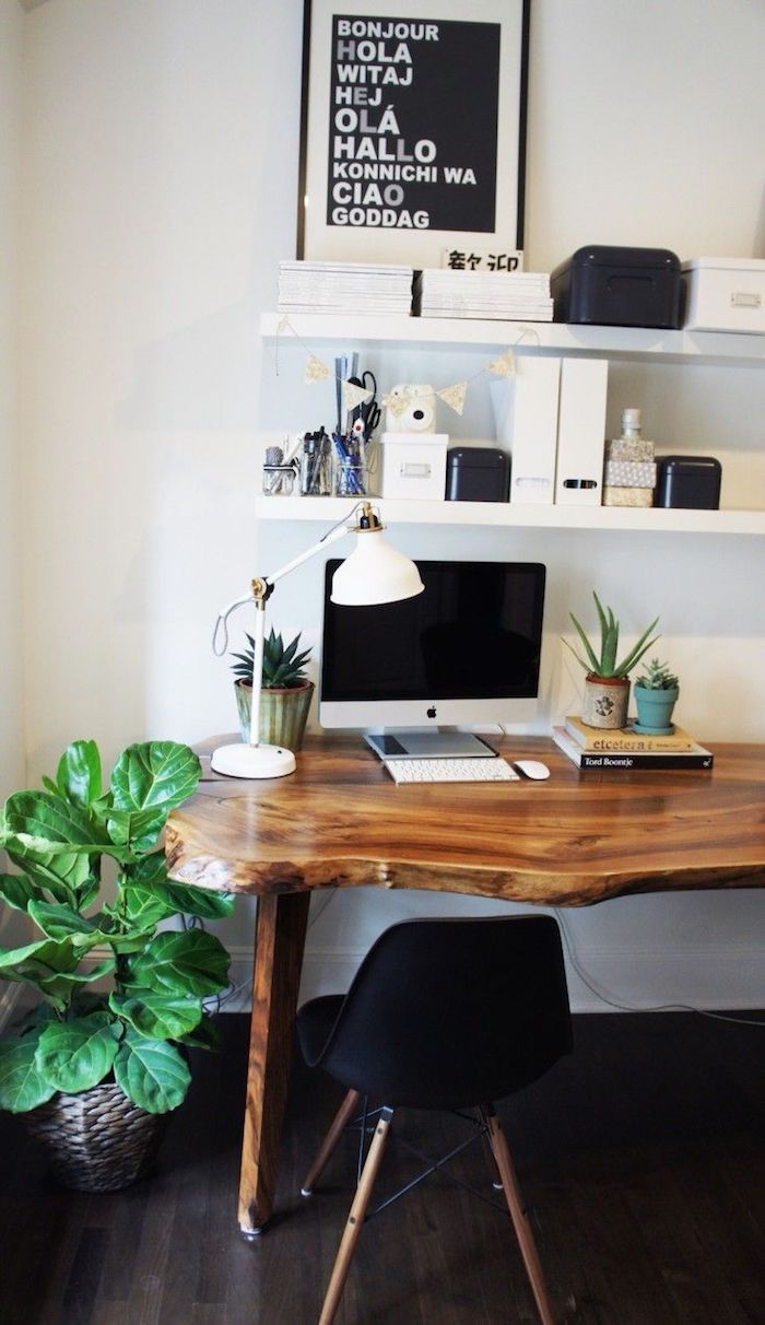 Scandinave maison bureau en bois flottée, chaise bas noir à pieds dorés, aménagement bureau, photo bureau, comment organiser son bureau