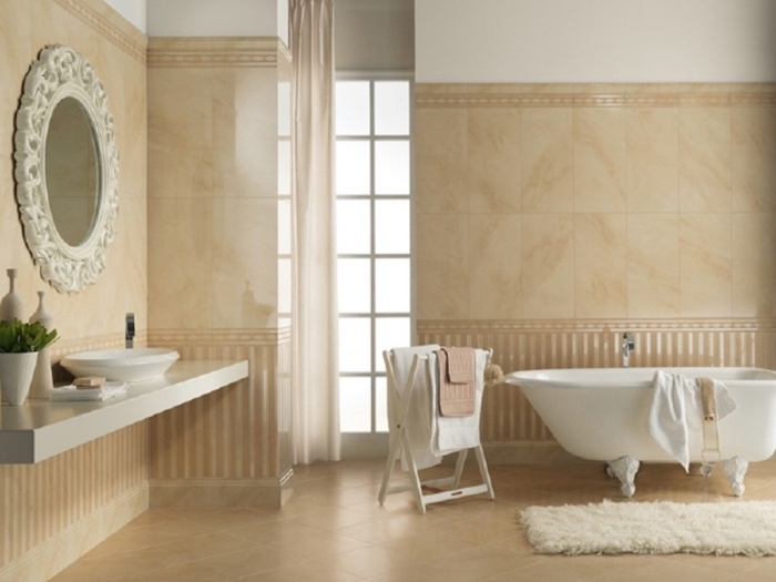 décoration salle de bain beige et blanc avec carrelage beige, modèle de baignoire céramique autoportante avec pieds métal