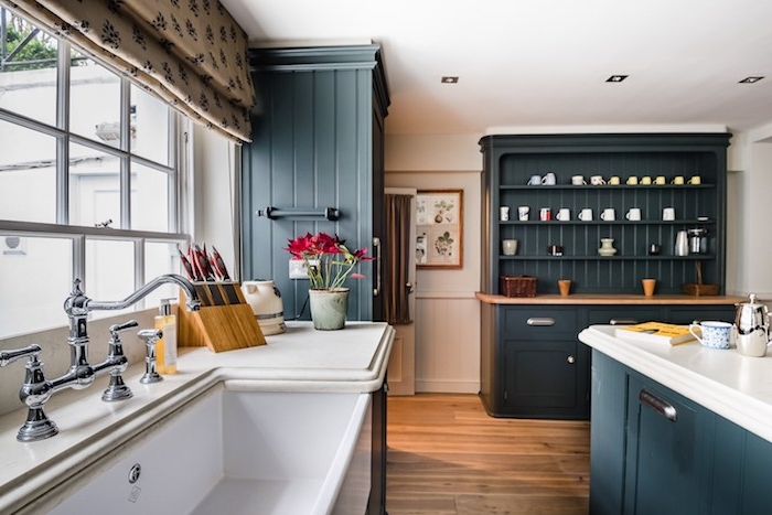 cuisine grise et blanche avec couleur meuble cuisine bleu de gris, parquet bois, robinetterie vintage ave cplan de travail et évier blanc