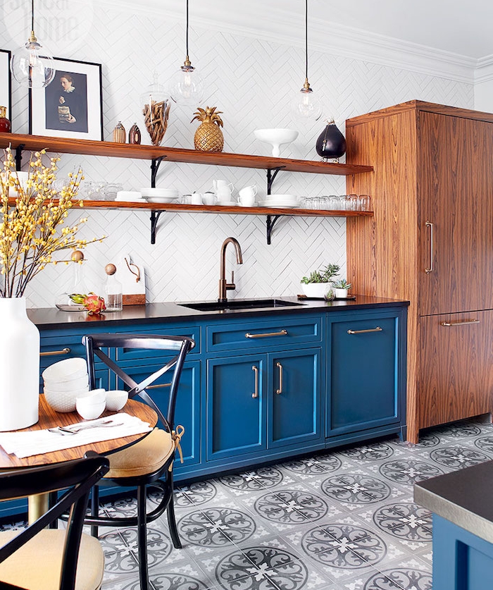 meuble cuisine bleu foncé, quelle couleur pour une cuisine, étagères bois et métal sur une credence carrelage blanc, armoire bois, sol mosaique grise