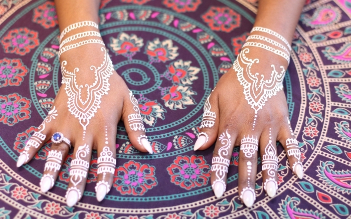 manucure gel blanche sur ongles longs, décoration de main henné aux motifs ethniques à effet bijoux main bracelets
