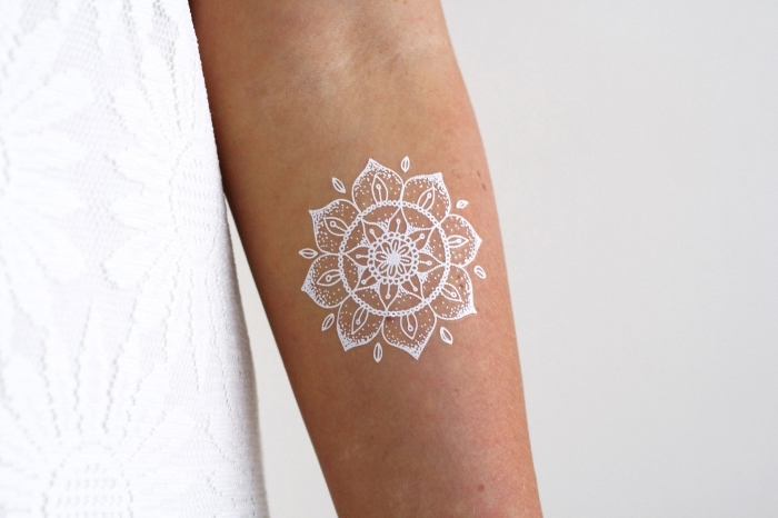 dessin sur peau en blanc, modèle de tatouage éphémère pour femme, idée tatouage mandala temporaire sur bras ou main