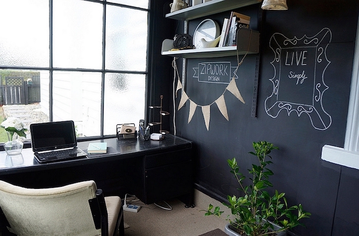 Dessiner sur son mur ardoise, décoration de bureau, coin bureau chambre à coucher, simple déco noir et doré 