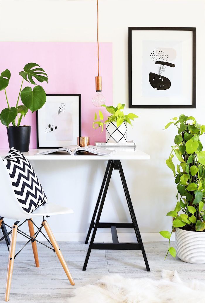 Mur rose et blanc, déco noir et blanc, plantes vertes, deco bureau, coin bureau dans une chambre scandinave