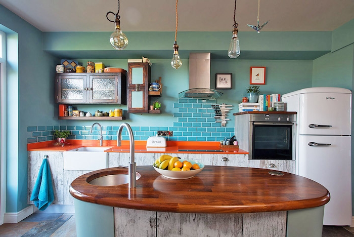 quelle couleur pour les murs d une cuisine, idée originale peinture murale turquoise, ilot central bois, pln de travail orange, frigo blanc