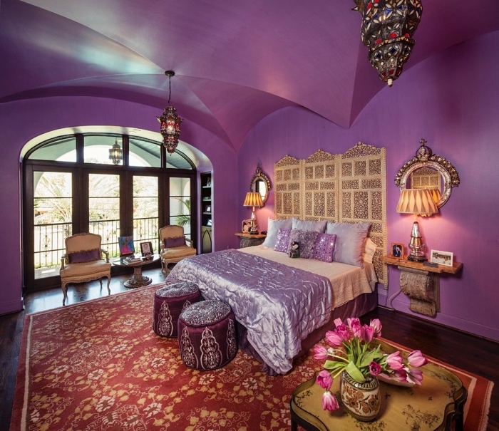 exemple de deco tete de lit orientale dans une chambre spacieuse aux murs violets aménagée avec meubles et accessoires ethniques