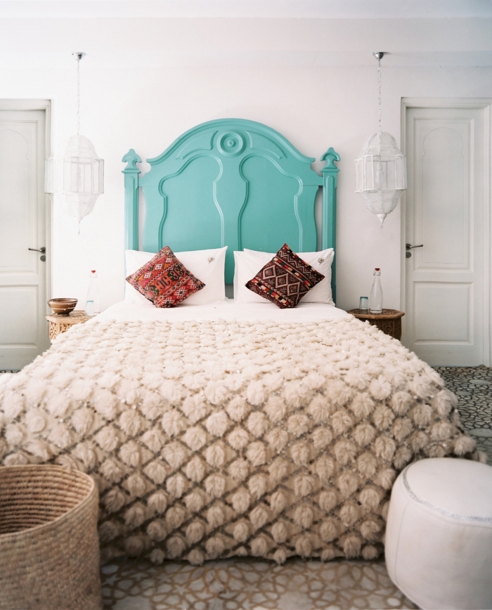 comment personnaliser une tete de lit diy avec peinture turquoise, idée décoration pièce blanche avec accents ethniques