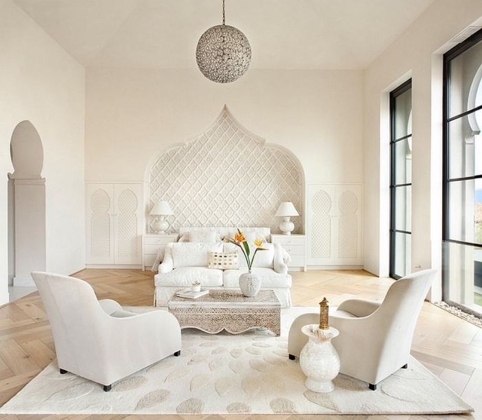 design intérieur minimaliste avec éléments orientales, idée chambre blanc et bois avec tête de lit orientale sous forme d'arc mural