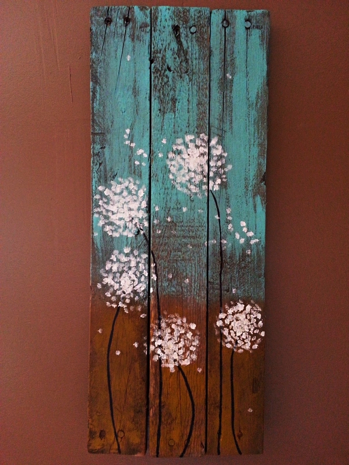 peindre à l'acrylique sur un support en bois, peinture pissenlit à l'acrylique sur fond bois et bleu turquoise