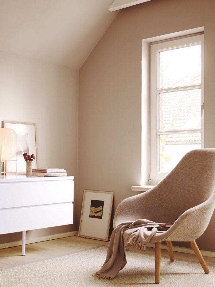 idée aménagement sous pente, déco de salon aux murs beige rose avec meuble blanc et accessoires en bois clair