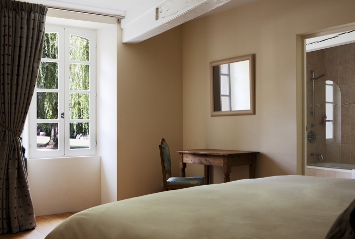 idée comment décorer une petite chambre à coucher, exemple de peinture couleur sable dans une petite pièce