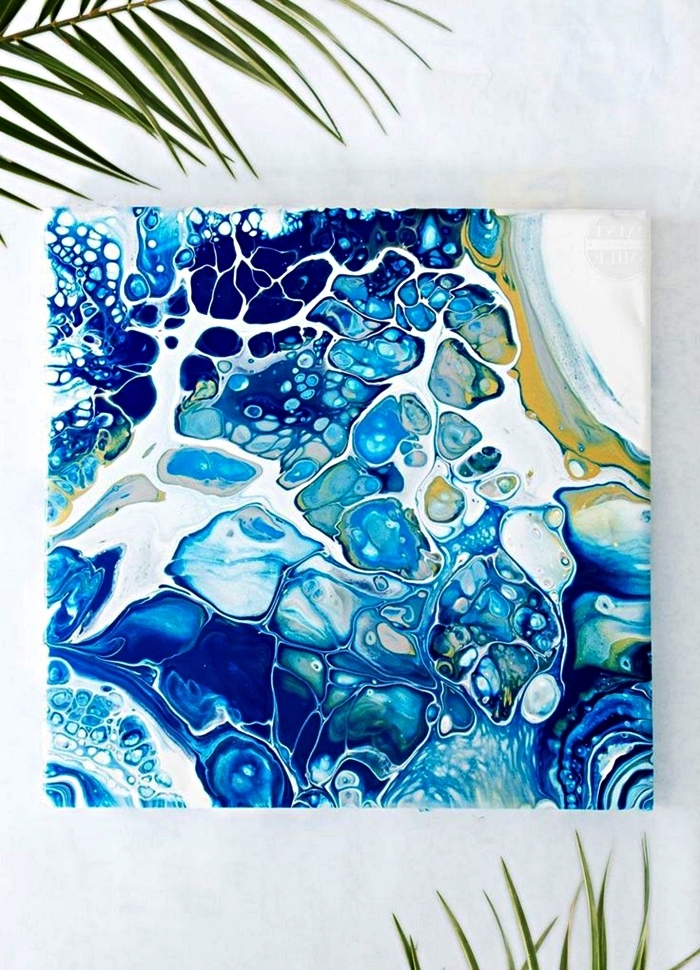 technique de peinture à l'acrylique fluide pour réaliser des peintures abstraites originales, toile abstraite en bleu et blanc réalisée à l'aide de la technique pouring