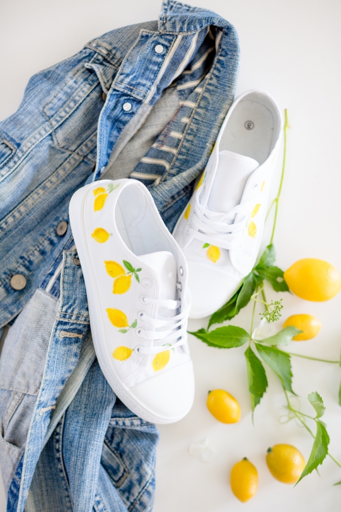 comment décorer ses chaussures blanches, faire des citrons en peinture textile sur baskets blanches, activité manuelle été