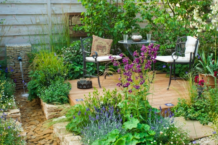comment décorer une terrasse bois avec meubles en fer, amenagement jardin paysager avec petit bassin et pierres