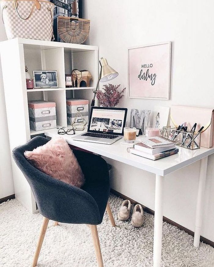 Desk blanc fauteuil gris et coussin rose, decoration bureau scandinave, nordique coin bureau