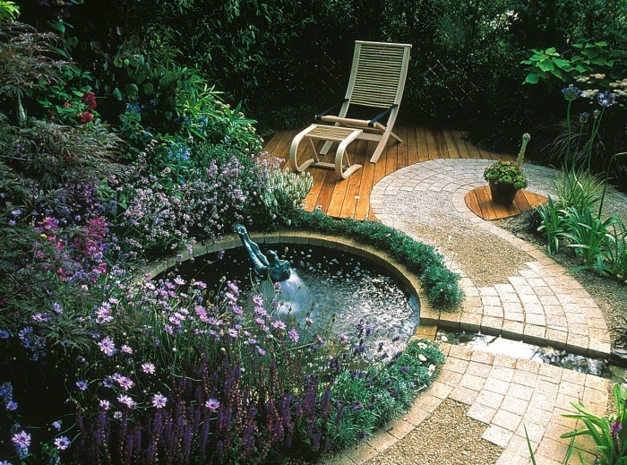 comment aménager son jardin, modèle de petit jardin avec terrasse bois et petit bassin rond, déco cour arrière zen