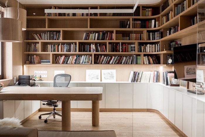 Bibliothèque dans la chambre avec bureau en bois, chambre photo bureau, decoration bureau style scandinave 