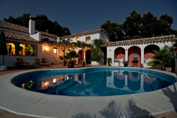 comment décorer une terrasse de piscine de style oriental, idée aménagement extérieure d'une maison blanche