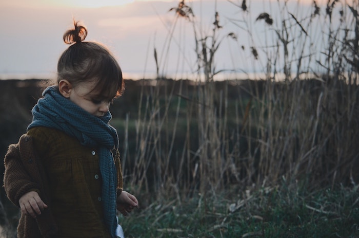 photo-de-fille-nature-automne-coiffure-petite-fille-coiffure-petite-fille-mariage-à-faire-soi-meme-au-bord-d-un-lac Photo au coucher de soleil, automne au bord de la mer, fille écharpe et manteau, coiffure petite fille mariage, coiffure petite fille inspiration