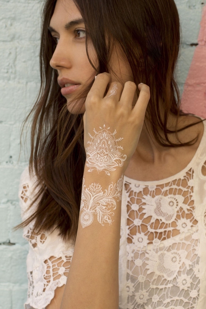 tattoo de style bohème au henné, modèle de dessin sur peau blanc aux motifs ethniques, idée tattoo éphémère sur main