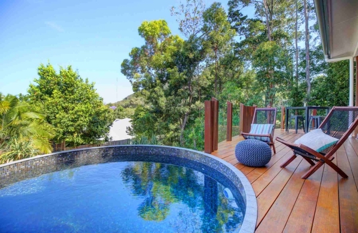 exemple de terrasse de piscine en bois avec chaise pliante en bois, quelle forme de piscine pour petit espace