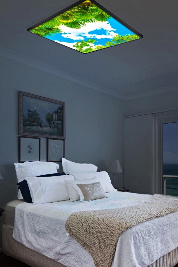 panneau lumineux à led imitation ciel installée en dessus du lit dans la chambre parentale
