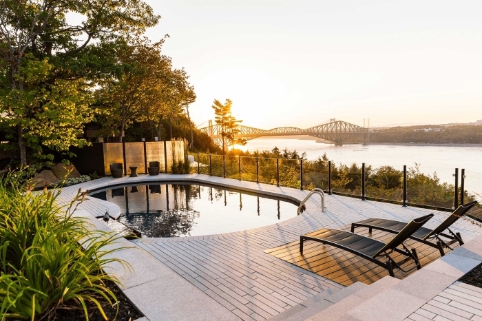 exemple d'amenagement terrasse piscine extérieure avec vue magnifique, quel revêtement pour une terrasse piscine