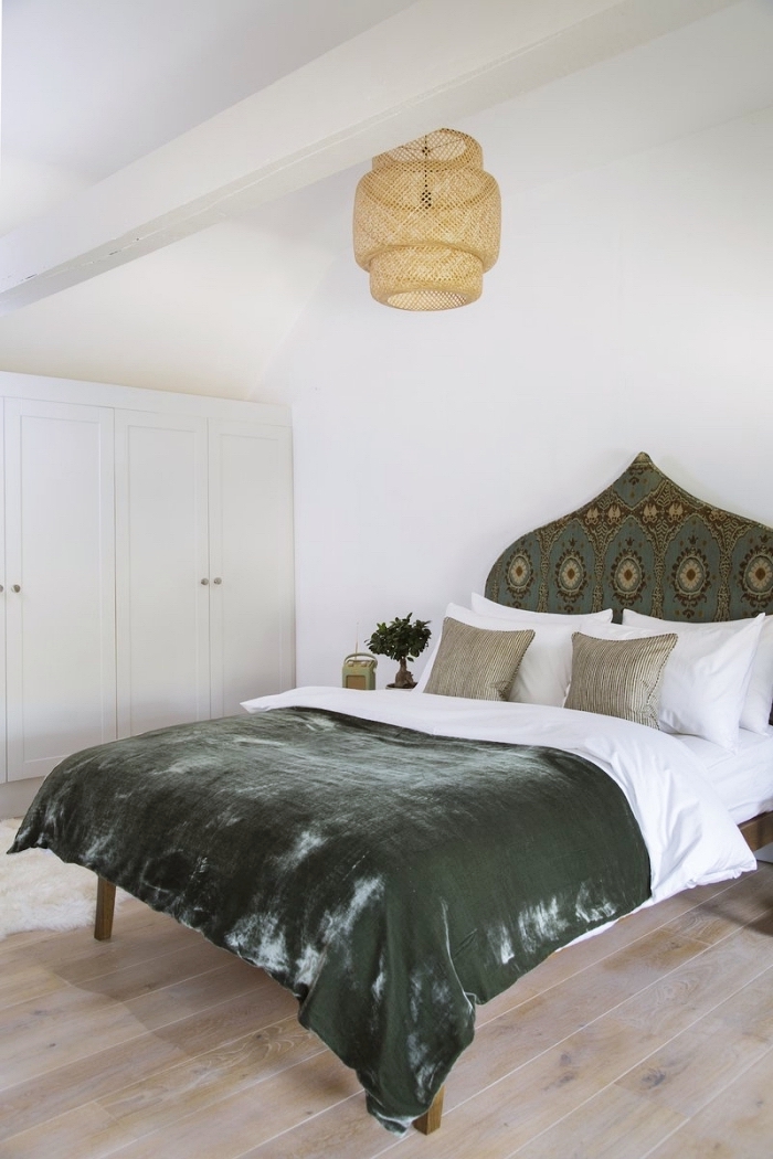 fabriquer tete de lit en tissu, aménagement chambre blanc et bois avec grand lit king size et tete de lit maison en tissu vert