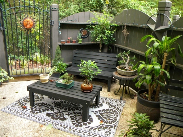 décoration de petit jardin avec meubles foncés, exemple comment aménager une cour arrière à espace limité