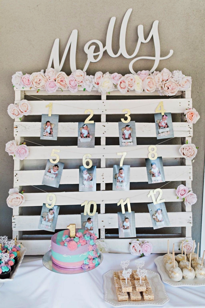 porte-photos en palette récup décoré de petites roses posée en toile du fond du candy bar d'anniversaire, idee decoration anniversaire fille en tons pastel