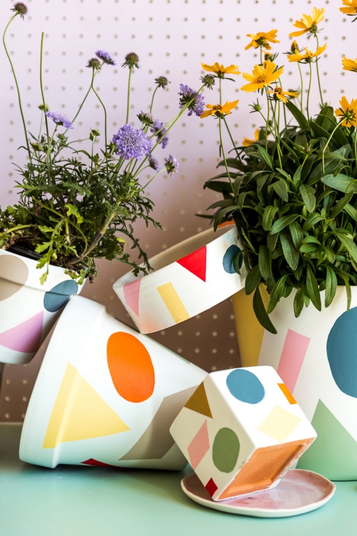 comment décorer les pots de fleurs en terre cuite, diy pot fleur peint en blanc avec formes géométriques colorés, activité créative
