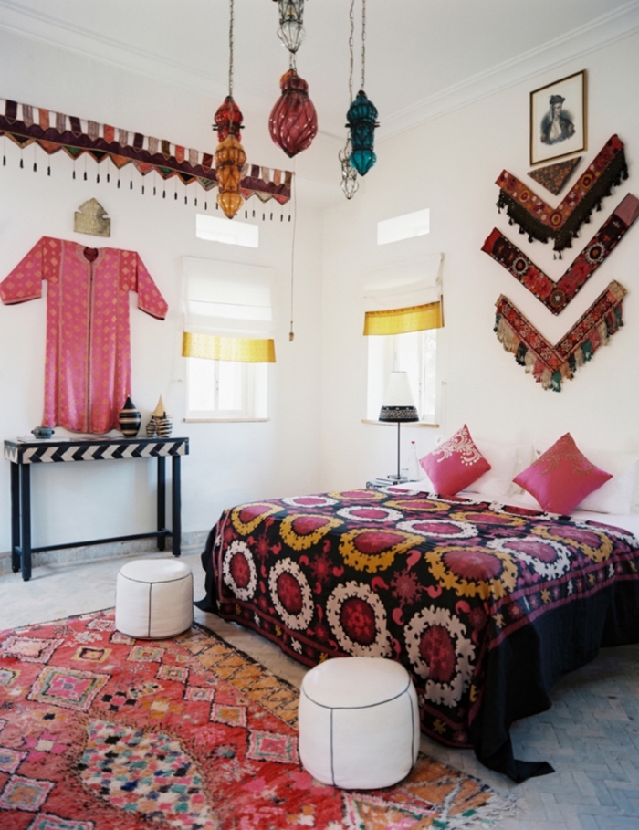 comment décorer une chambre de style oriental avec objets ethniques, exemple grand lit avec deco tête de lit en accessoires ethniques