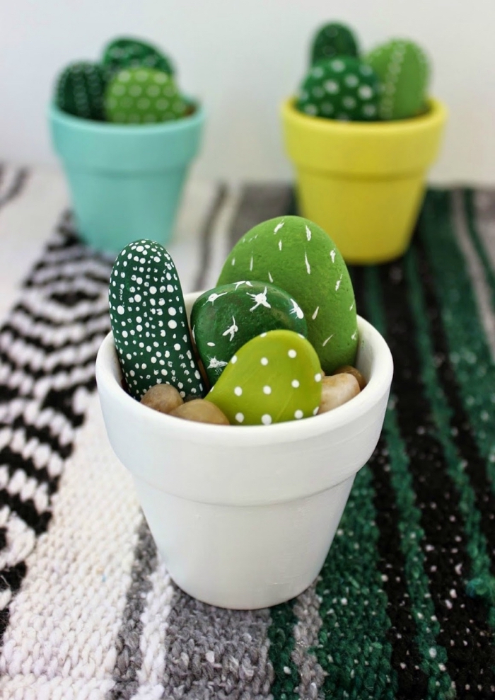 comment décorer galets avec peinture, activité manuelle facile 3-5 ans, faire des plantes vertes cactus avec galets peints