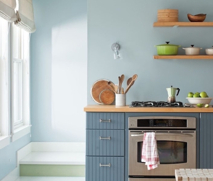 couleur peinture cuisine bleu clair avec un meuble cuisine bleu de gris avec plan de travail et étagères bois, style campagne chic