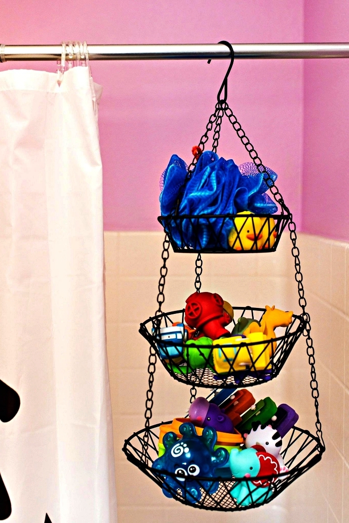 astuce de rangement jouet dans la salle de bains, panier suspendu à trois niveau pour ranger les jouets dans la salle de bains