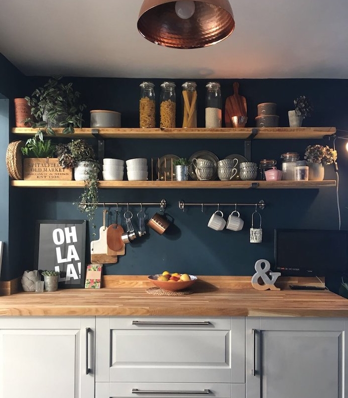 quelle couleur pour les murs d une cuisine, idée déco cuisine bleue, étagères de bois surchargées de vaisselle, facade blanche et plan bois nature