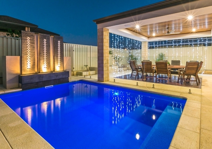 design extérieur moderne, choix d'éclairage piscine, décoration autour de piscine avec coin à manger couvert de toit bois