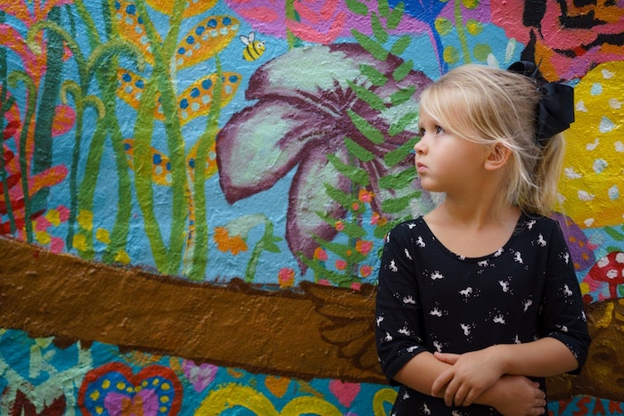 Blonde fille, mur art coloré fleurs dessin, tresse africaine pour petite fille, idée coiffure enfant